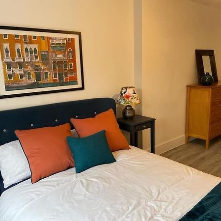 Stunning And Spacious 2Bed Flat In Central Woking Eksteriør bilde