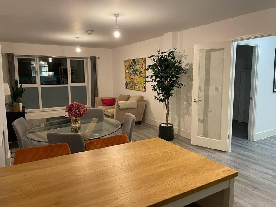 Stunning And Spacious 2Bed Flat In Central Woking Eksteriør bilde