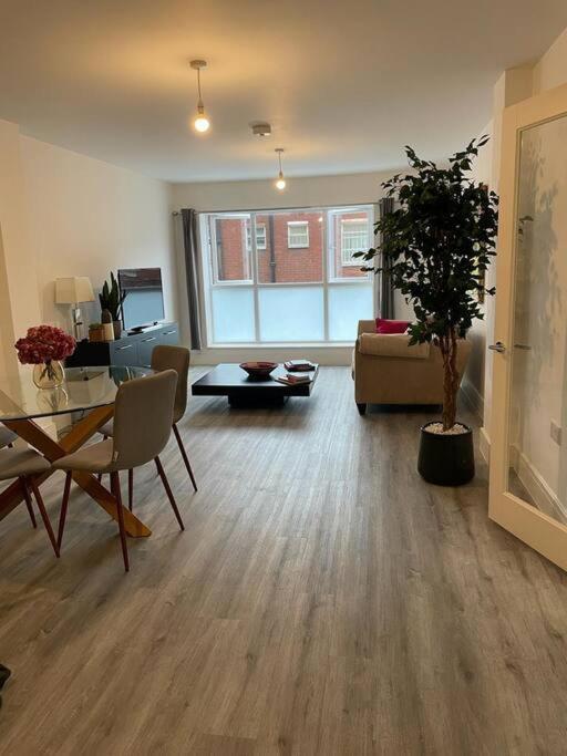 Stunning And Spacious 2Bed Flat In Central Woking Eksteriør bilde