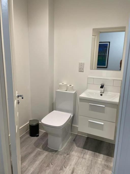 Stunning And Spacious 2Bed Flat In Central Woking Eksteriør bilde