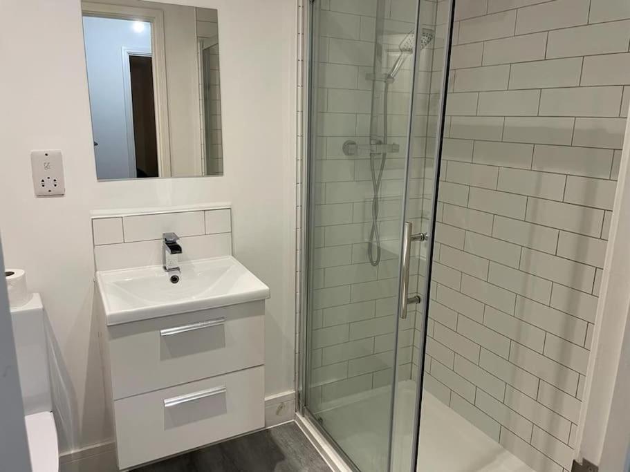 Stunning And Spacious 2Bed Flat In Central Woking Eksteriør bilde