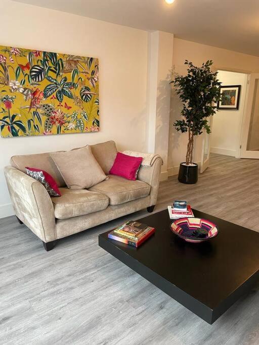 Stunning And Spacious 2Bed Flat In Central Woking Eksteriør bilde
