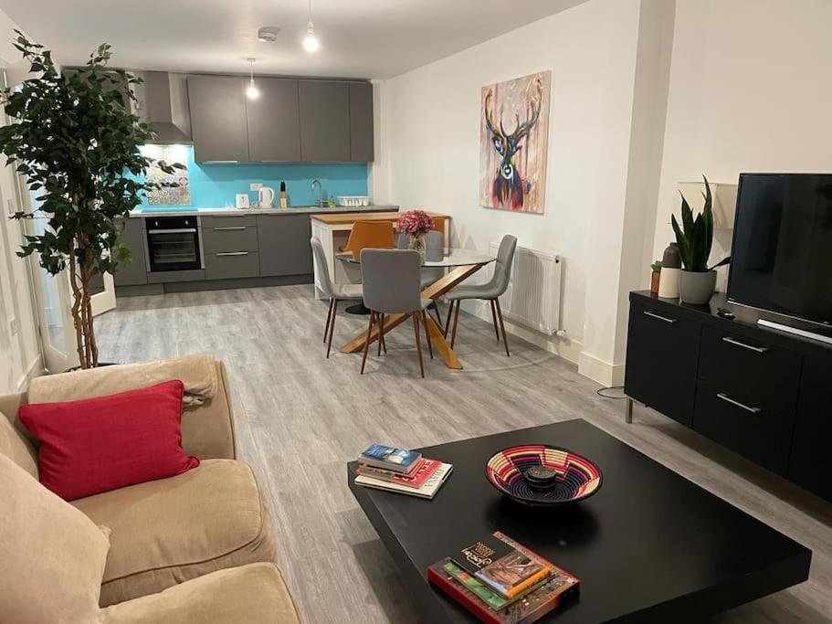 Stunning And Spacious 2Bed Flat In Central Woking Eksteriør bilde