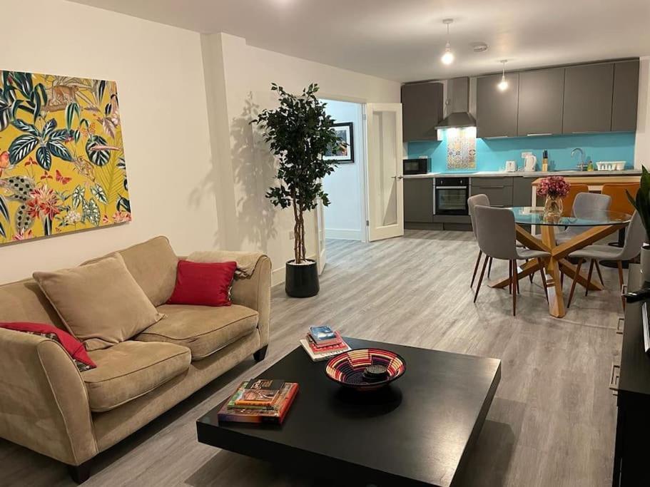 Stunning And Spacious 2Bed Flat In Central Woking Eksteriør bilde